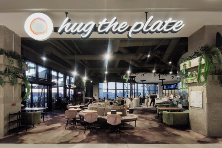 Cafe Sibiu / Hug the Plate Promenada