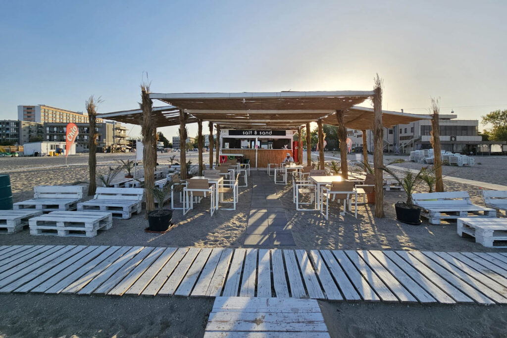 Constanta Beach Coffee Shop / Salt & sand