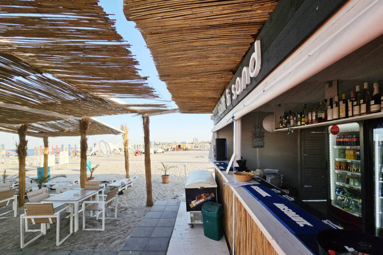 Constanţa Beach Coffee Shop / Salt & Sand