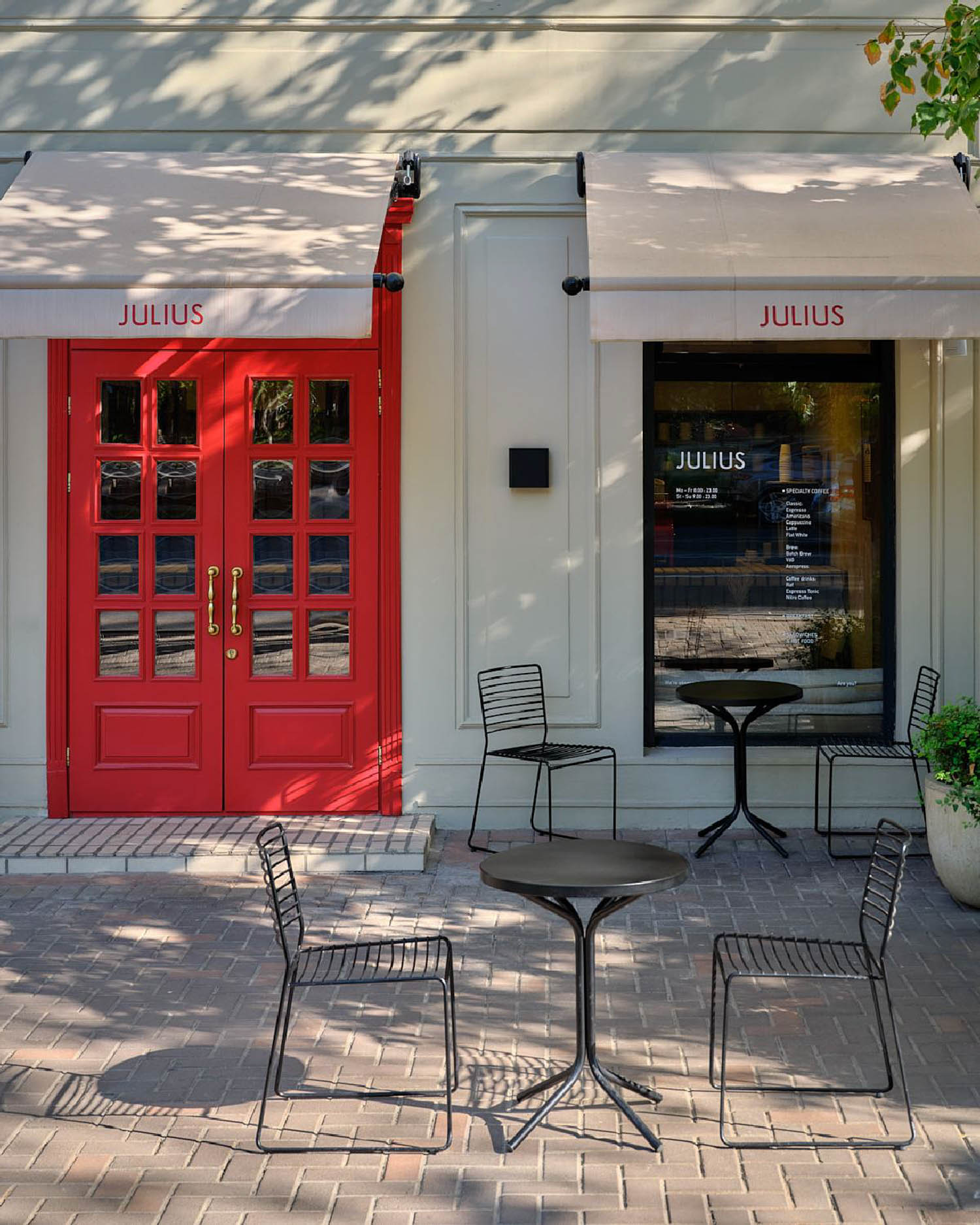 parisian door Kazakhstan / Julius Cafe / New Almaty Architects Workshop