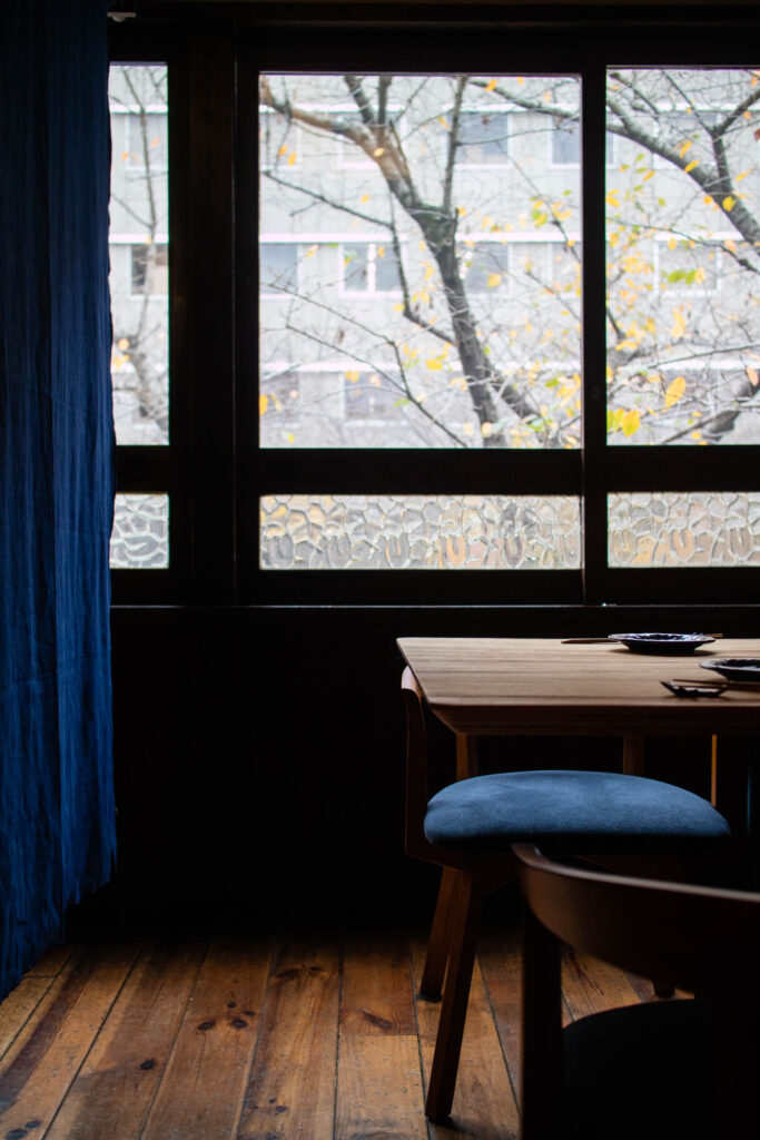 table detail Adaptive-Reuse-of-an-Urban-Folk-House-Shibuya-Masashi-Miyamoto