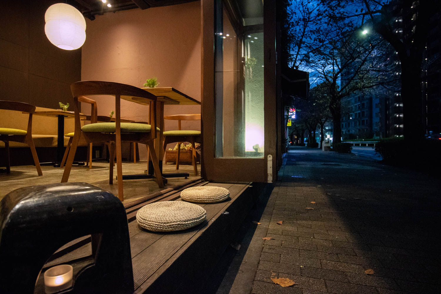 seating to outside Adaptive-Reuse-of-an-Urban-Folk-House-Shibuya-Masashi-Miyamoto