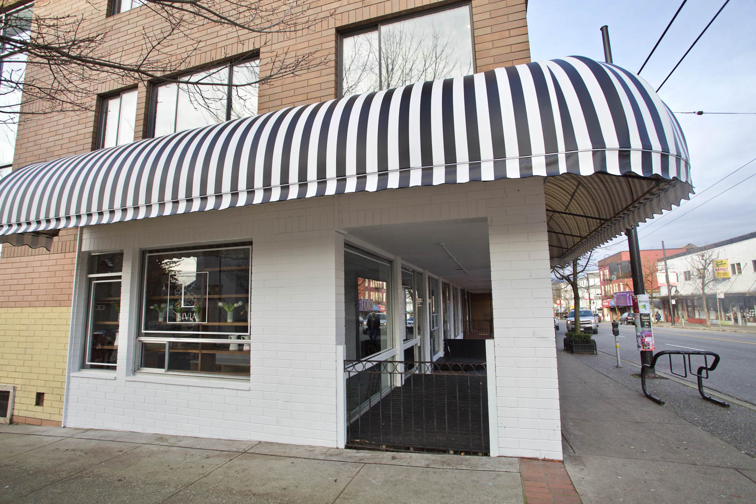 awning Livia Cafe / Vancouver / Callander Architecture