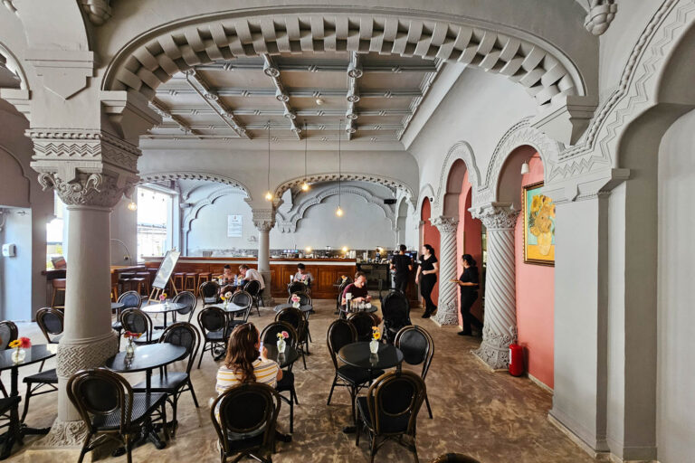 11 coffee shop bucharest van gogh 04 768x512