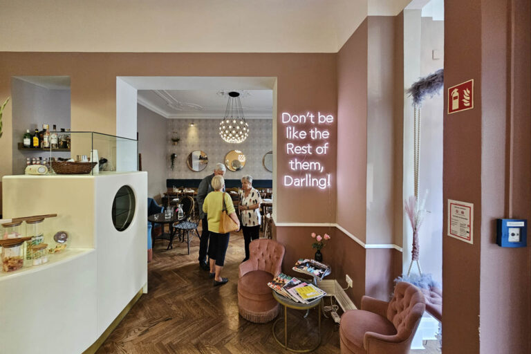 110 Sets Cafe Berlin 03 768x512