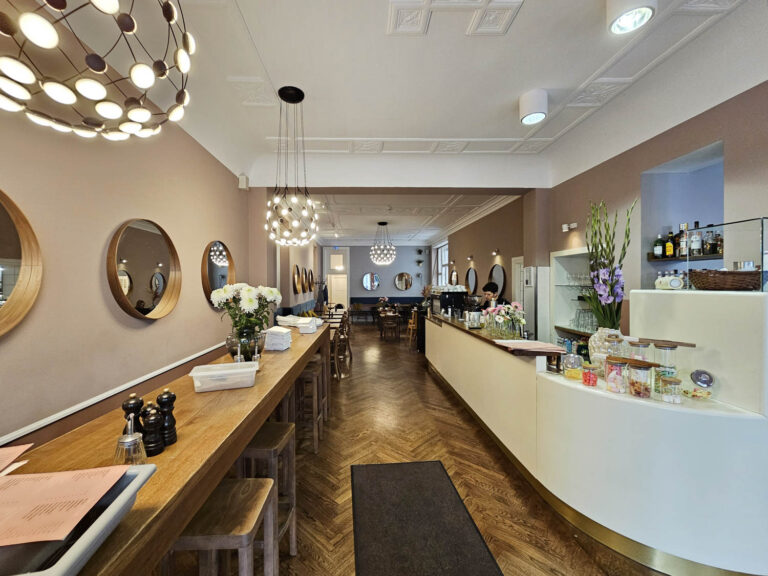 110 Sets Cafe Berlin 04 768x576