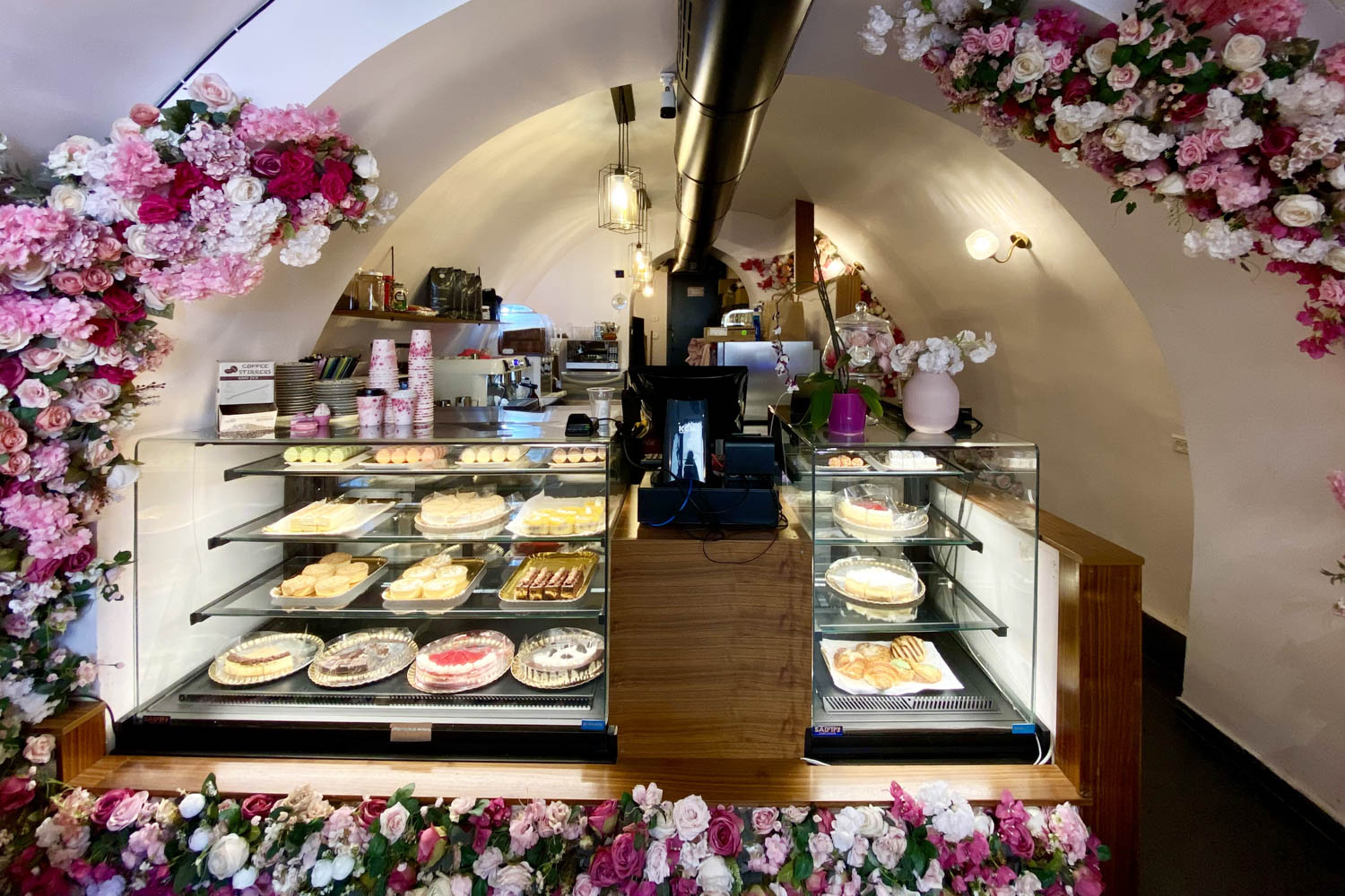 45 coffee shop in haifa la caffe roses 03