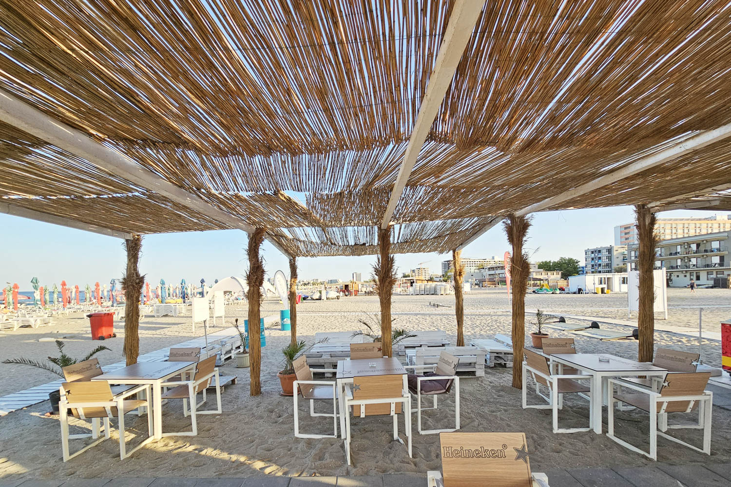 70 Constanta Beach Coffee Shop Salt sand02