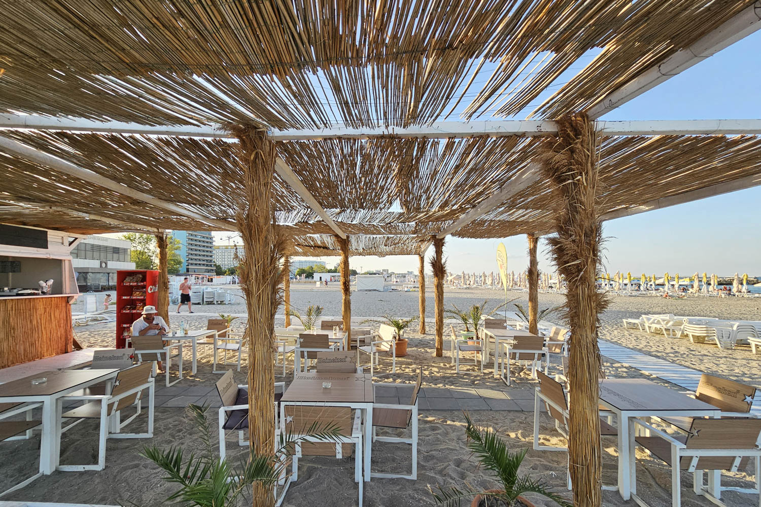 70 Constanta Beach Coffee Shop Salt sand03