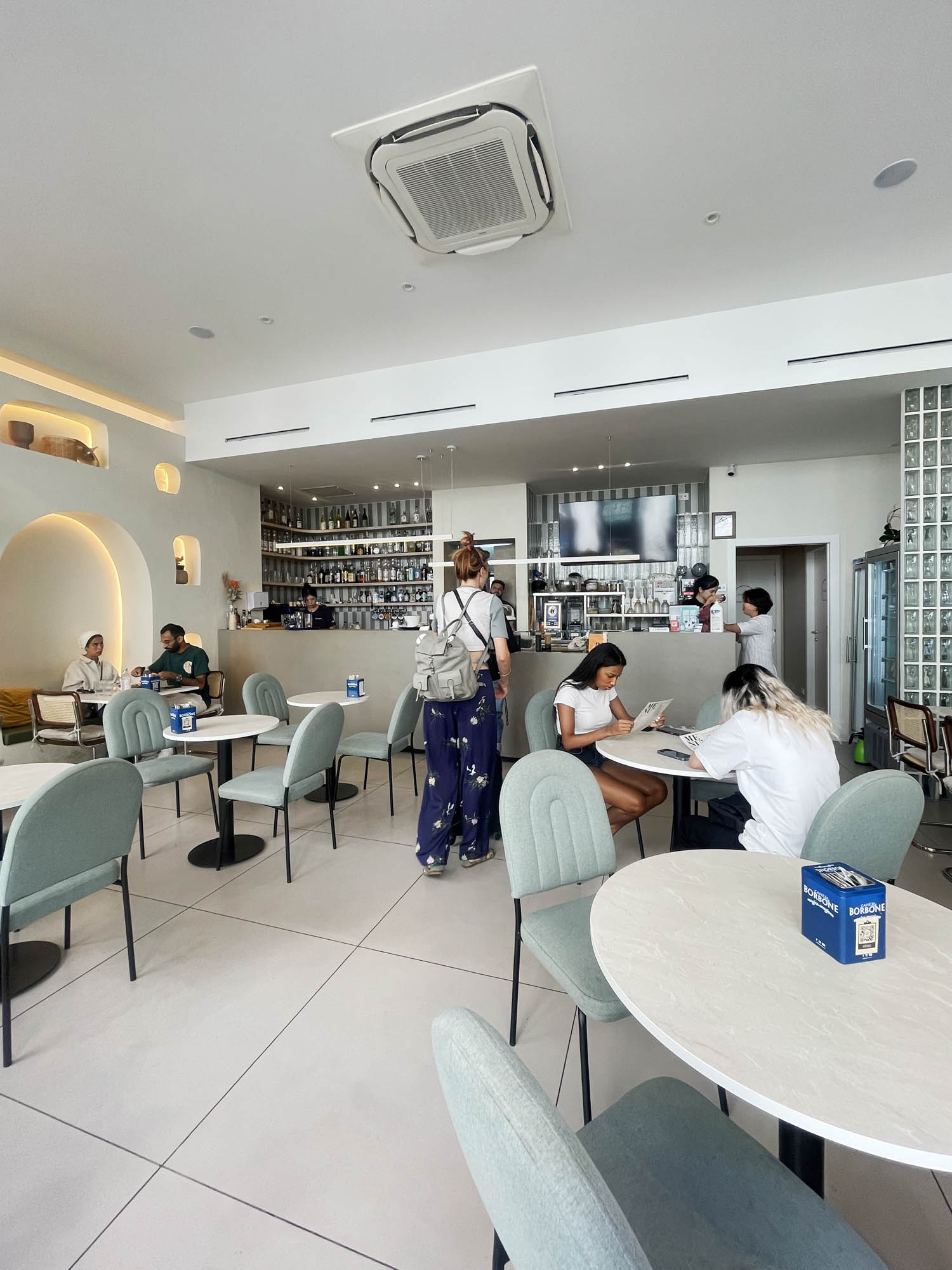 87 Milano Cafe Oops Cafe 02