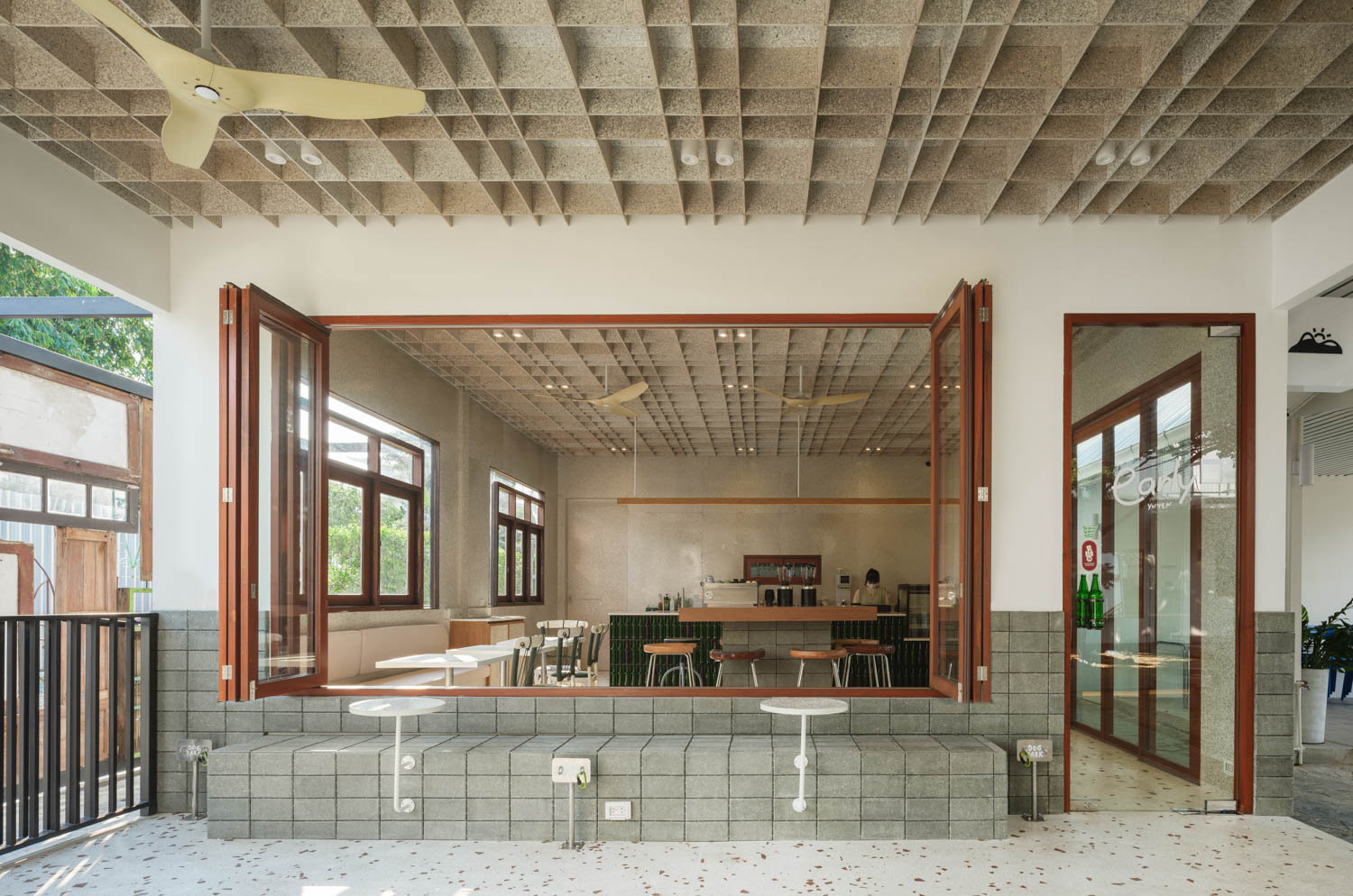 bay window Early-Yuyen-Spacecraft-Bangkok
