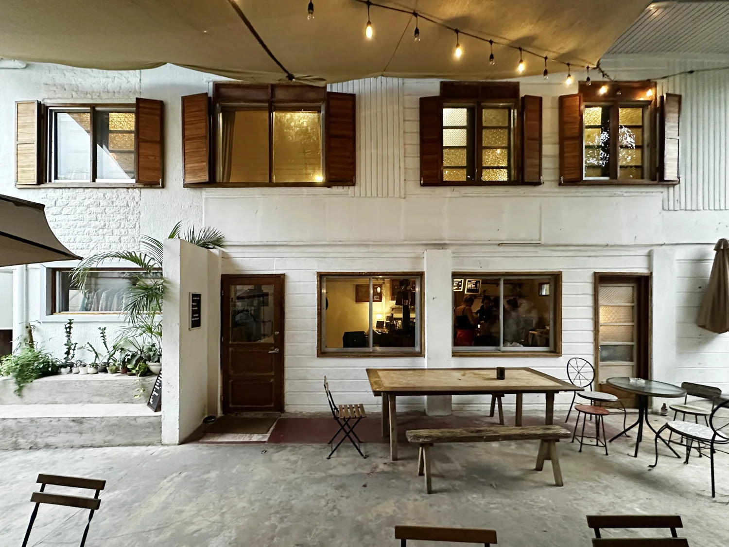 Makati Cafe / Annex House Manila